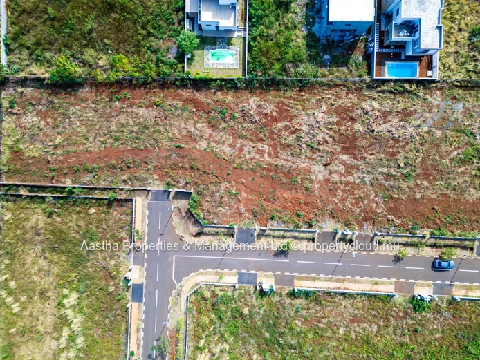 620m² Médine Land, Flic en Flac — Foreign Buyers OK, Ideal for Complex