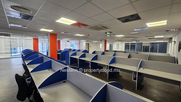 Bureau spacieux de 607,68 m² à Ébène.