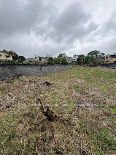 570 m² Walled Lot in Eau Coulée — Quiet Street, Near Bus, Schools & Shops