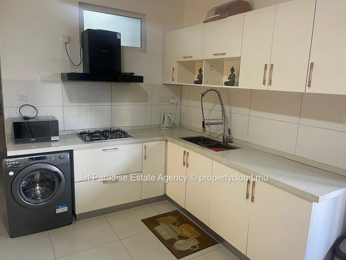 Appartement Meublé 3 Chambres avec Terrasse et Piscine - 2 minutes à  pieds de la plage. 