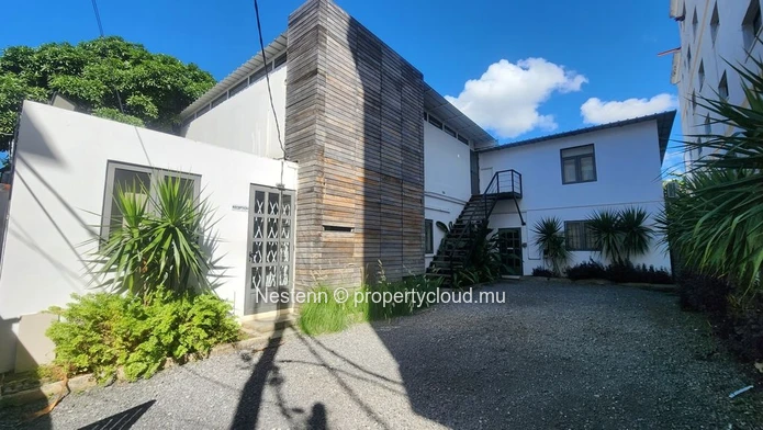 Spacious duplex office of 200 m² close to amenities