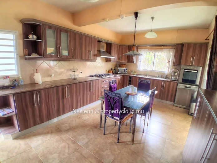 Somptueuse Villa Indépendante À Péreybère Avec Studio Dépendant