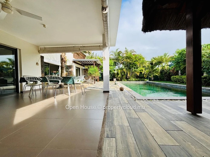 VILLA RES à vendre à Grand Baie# Domaine prisé # 3 chambres dont 2 en suite, piscine privée. Accessible aux étrangers.