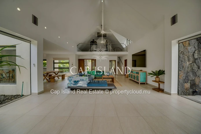 Tropical luxury in a 5-bedroom villa