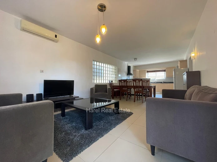 Penthouse avec une piscine commune
