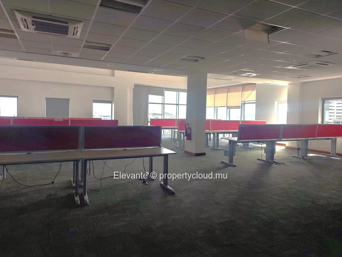 Bureaux Équipés à Louer à Ébène – Plusieurs Surfaces Disponibles