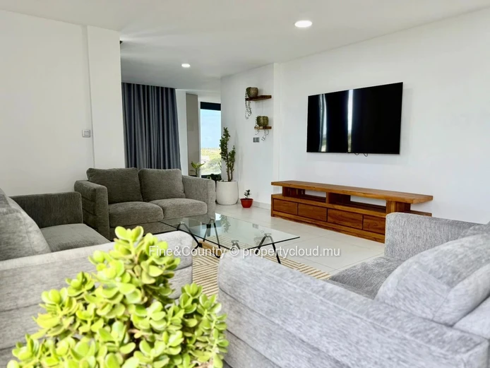 For Sale – Penthouse with Private Pool & Rooftop