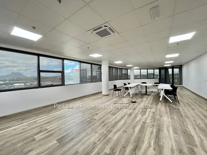 Bureau de 1 011 m² à louer à Ebène