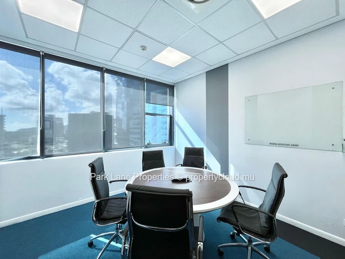 Bureau meublé de 998 m² prêt à être occupé à Ebene