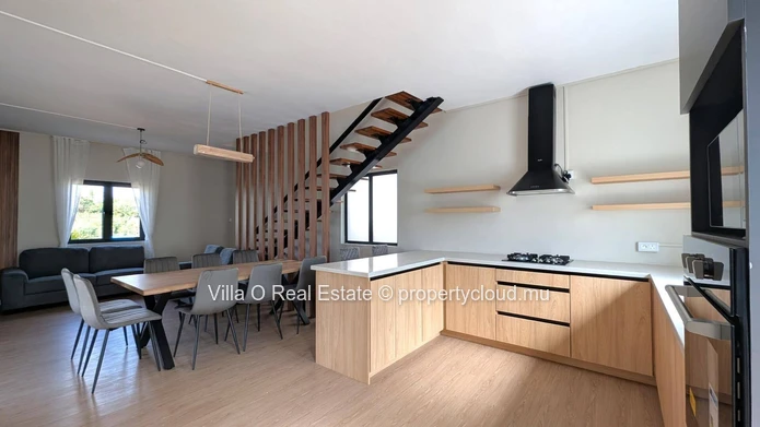 Dans une toute nouvelle résidence sécurisée, exclusive, avec un superbe jardin commun de 2000 m2, jolie maison avec j...