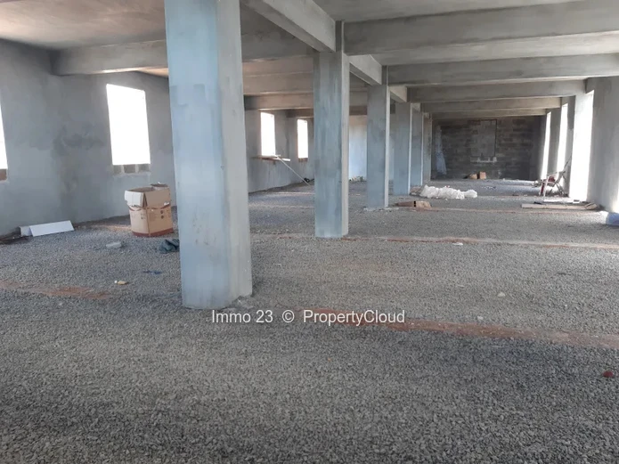 Emplacement commercial - 300m2 - Riche Terre - Ref. EM50124LO