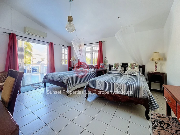 Family home | 4 Bedrooms | 500m from the beach