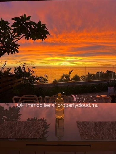 Appartement R+2 à vendre à Flic en Flac, 102m², 3 chambres, piscine commune, vue mer, meublé, parking. Prix 550 000 €.