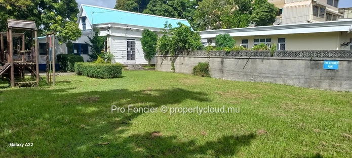 Terrain avec une vieille maison à vendre à Quatre-Bornes - Idéalement situé !