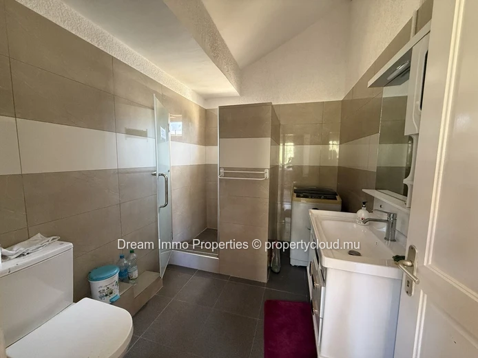Spacieux triplex meublé de 3 chambres avec jardin privé à Flic en Flac – Ile Maurice