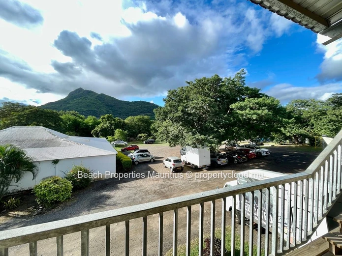 Bright 75m² Commercial Unit in Black River
