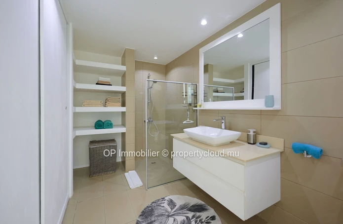Appart R+2 à vendre à Mon Choisy, 64m², piscine commune, vue mer, meublé, cuisine équipée, proche commodités. 269 000€.
