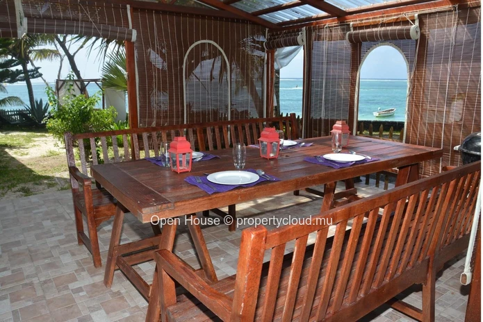 Duplex for sale in Palmar, Flacq. Living area of 127m² on a plot of 220m². 3 bedrooms, shared pool. Sea view, beach a...