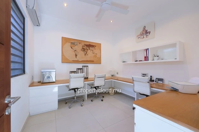 A vendre villa de 4 chambres en suite + bureau de 414,20 m2 sur un terrain de 1 065 m2 accessible aux etrangers à Gra...