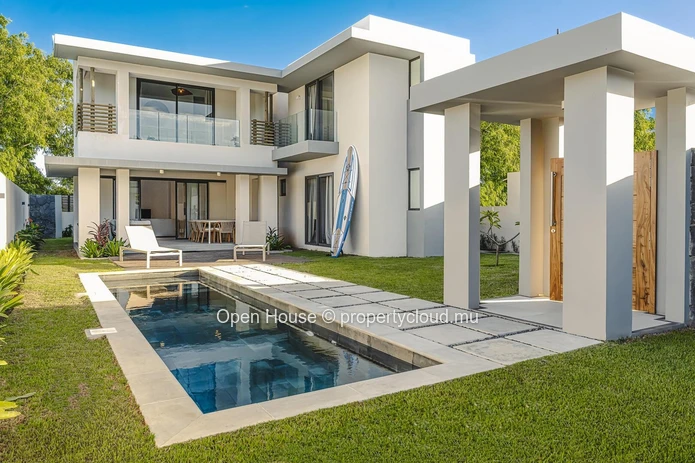 Contemporary villa in the heart of the Smart City of Tamarin. Close to school and all shops. 4 bedrooms.