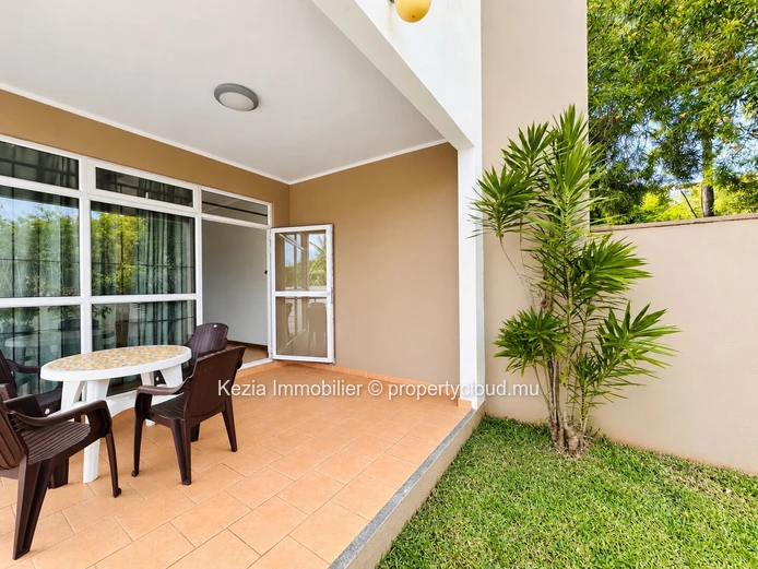 TRIPLEX WITH SWIMMING POOL AND GARDEN Discover this exceptional triplex that perfectly combines comfort and space. Id...