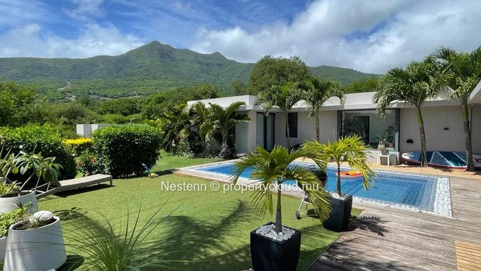 Splendide villa familiale et son charmant cottage au coeur de la nature de l'ouest