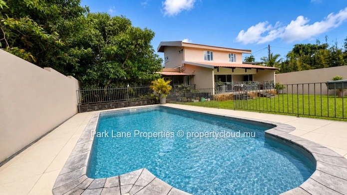Maison familiale  de 400m2 à Moka  avec piscine, grand jardin et vue Montagne