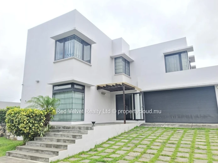 Maison meublée à louer à Ebène, 400m² habitables sur un terrain de 700m². Services et commodités à proximité. Prix Rs...
