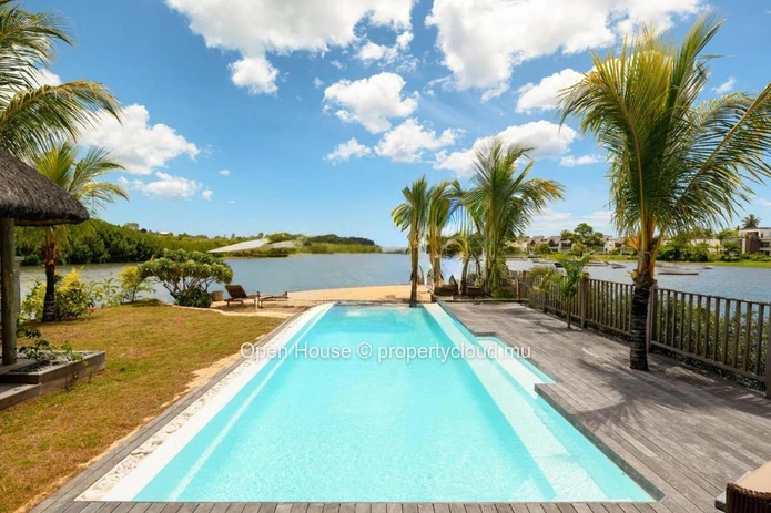 Waterfront villa for sale in the unique Marina of the island, 395m², pool, 12m boat mooring, 5 bedrooms.