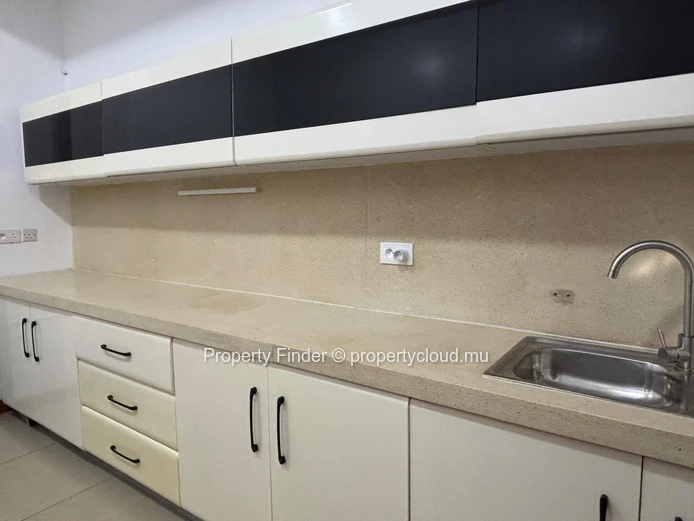 Appartement rénové de 3 chambres au centre de Beau Bassin