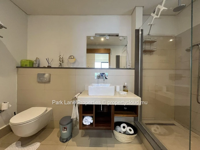 Stunning 2 Bedroom Marina Apartment with Picturesque Mountain View