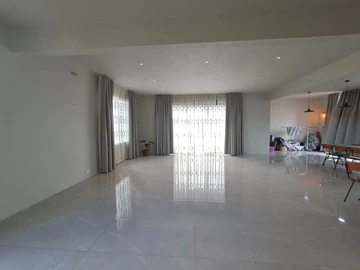 6 Bedroom House