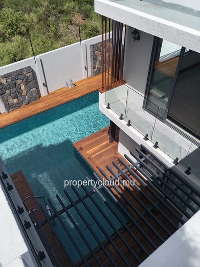 Villa contemporaine neuve à Pereybere – 6 chambres – Piscine centrale – Prestations premium