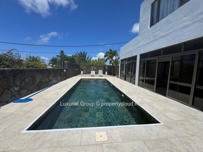 Belle propriété de prestige sur grand terrain a vendre à Grand Baie