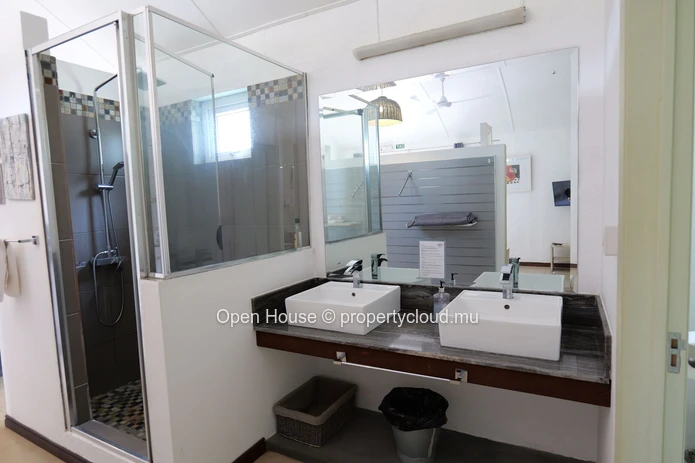 50 m² furnished studio for rent in Black River with shared swimming pool (Sole Mandate)