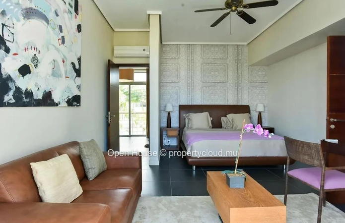 Contemporary villa facing the sea, with beach access, 3 ensuite bedrooms, swimming pool, and gym.