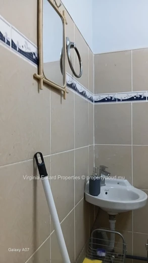Bureau aménagé 25 m² avec kitchenette et douche – Pereybere