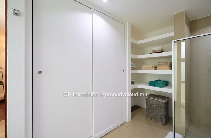 Appart R+2 à vendre à Mon Choisy, 64m², piscine commune, vue mer, meublé, cuisine équipée, proche commodités. 269 000€.