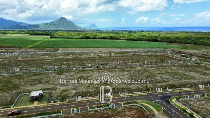 CASCAVELLE - Terrain résidentiel avec vue sur Le Morne