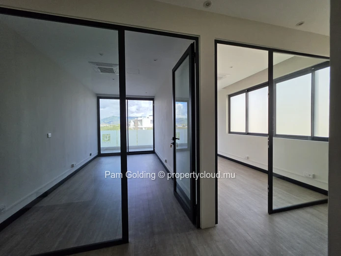 Looking for an executive office to rent in Tamarin? 