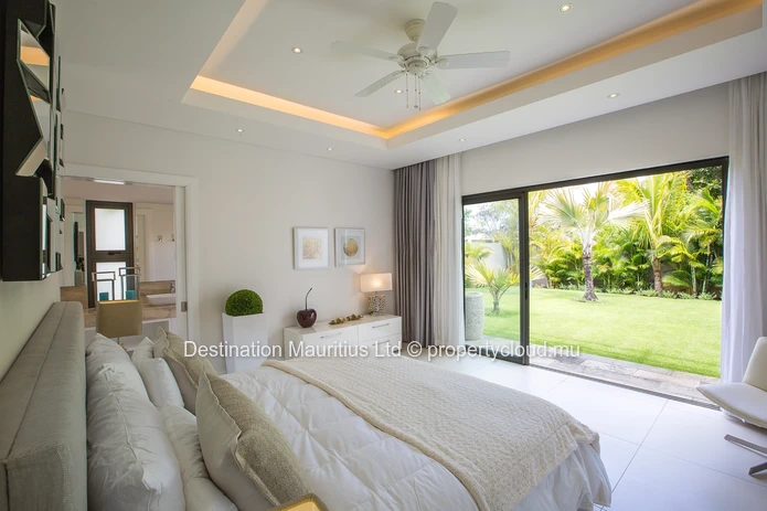 Luxe Surélevé avec Vues à Couper le Souffle sur Golf et Montagnes.