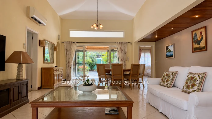 Charming Single-Storey Villa with Private Pool and Tropical Garden