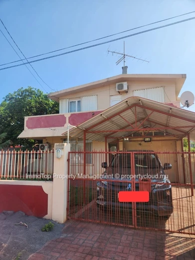 Maison à vendre à Baie du Tombeau dans un quartier calme et résidentiel.