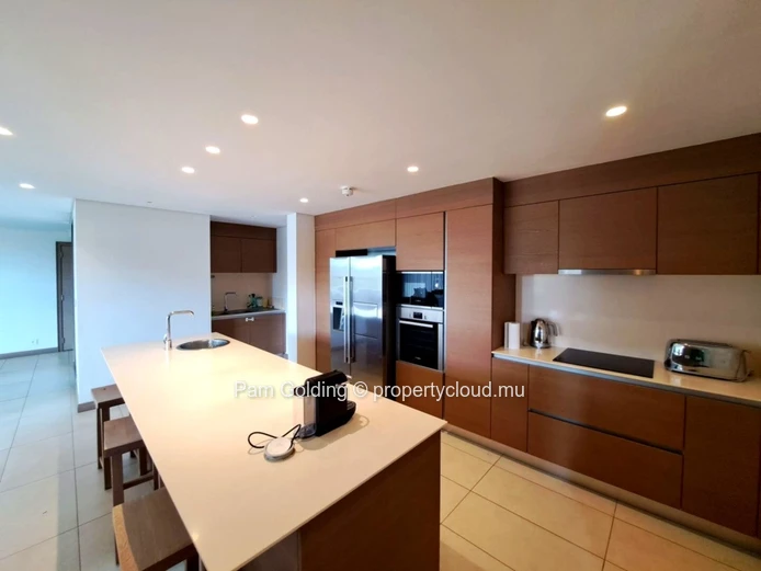 Appartement de luxe avec vue golf, piscine privative et accès plage à pied