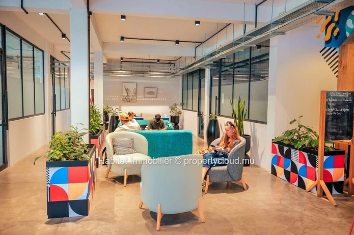 Unfurnished, air-conditioned office of 148.5 m2 situated in Floréal 