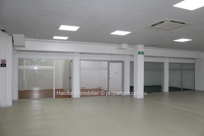 For sale - Unfurnished commercial building of 1420 m2 well located in Phoenix.