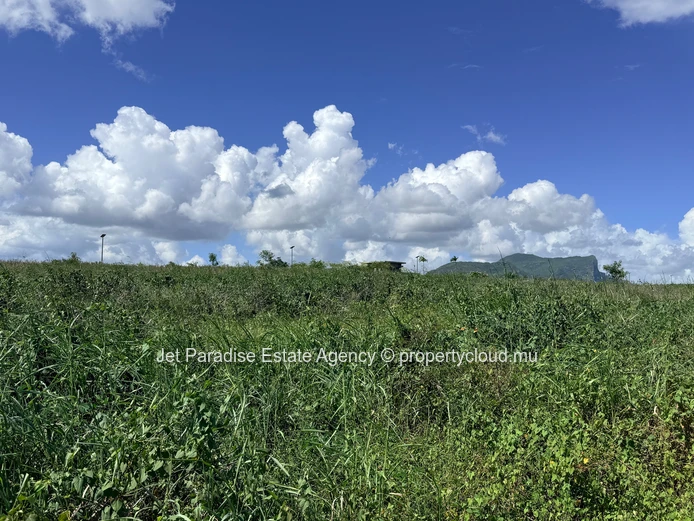 Terrain de 594 m² à  Flic en Flac – Vue Mer & Montagne, Lotissement Sécurisé