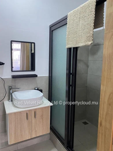 Appartement de 2 chambres au rez-de-chaussée à louer – Flic en Flac | Jardin | Rs 43,000