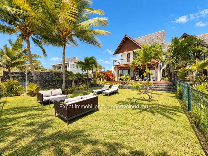 Exceptional 3-Bedroom Beachfront Villa with Office & Breathtaking Coin de Mire Views – Pointe aux Canonniers