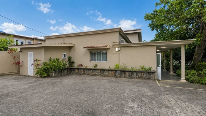 Maison familiale  de 400m2 à Moka  avec piscine, grand jardin et vue Montagne